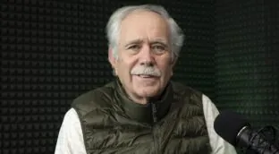 VÍDEO | Fuera de micrófono con Antonio Pérez Henares: «Están ensayando la tele de Cuba y Venezuela»