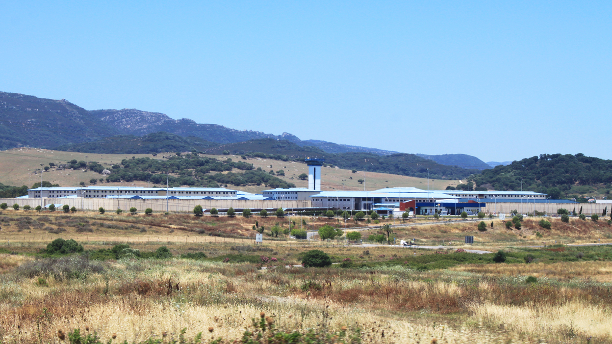 Un preso con 170 expedientes disciplinarios agrede de nuevo en la cárcel de Algeciras