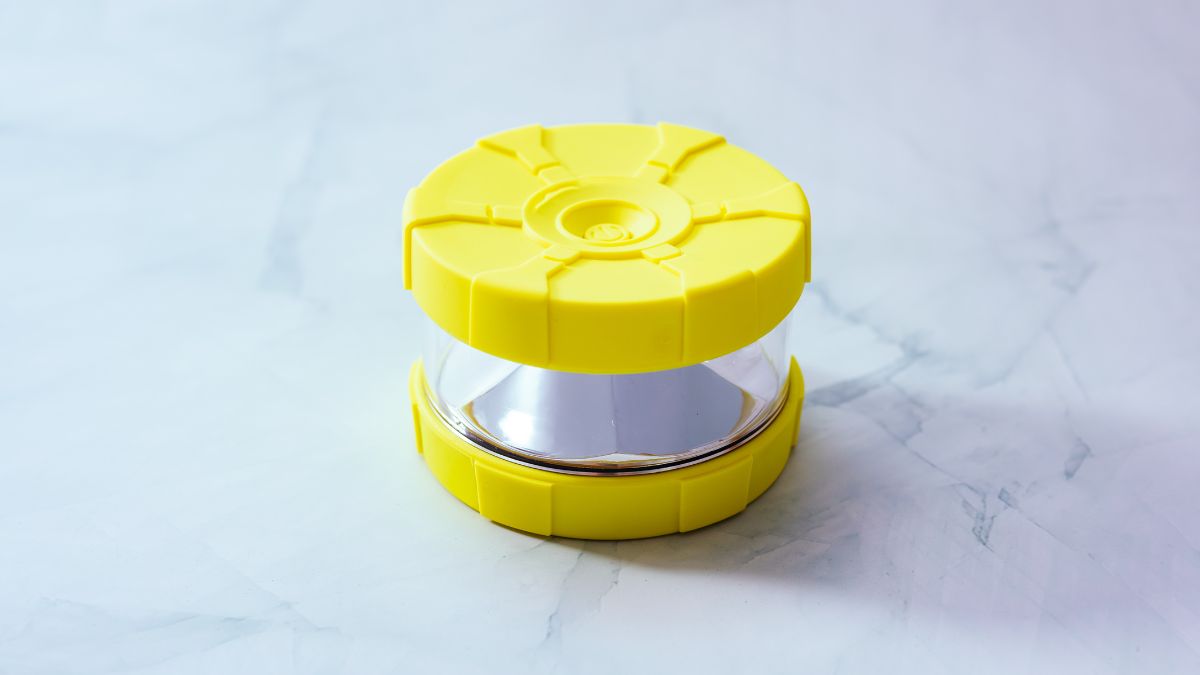 La DGT aclara la polémica de las balizas V16: «Quien no la tenga en enero será sancionado»