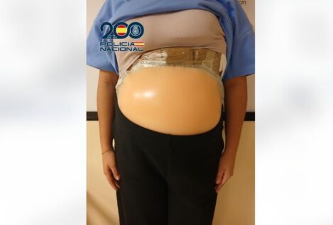 Detenida en Barajas una mujer que fingió estar embarazada para ocultar cocaína