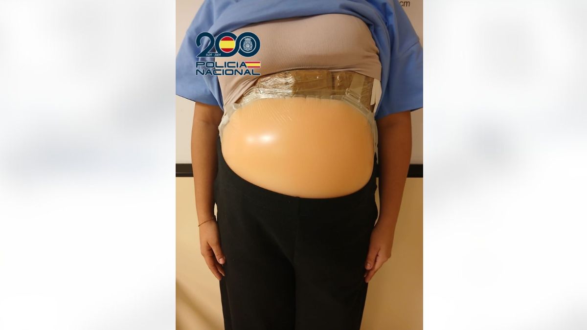 Detenida en Barajas una mujer que fingió estar embarazada para ocultar cocaína