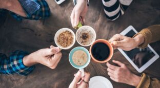 Dos tazas de café al día podrían proteger tu hígado de cirrosis, según nuevos estudios