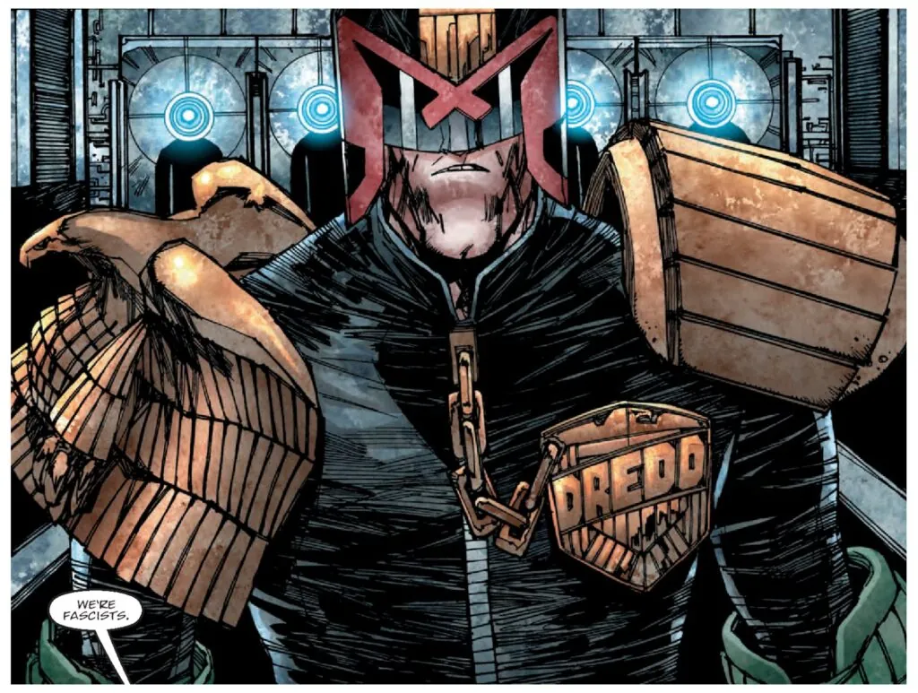 Una imagen de Juez Dredd en la que se ve al personaje andando hacia el lector. Sobre él, un bocadillo reza, en inglés "Somos fascistas."