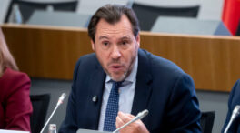 Óscar Puente plantea la posibilidad de viajar de pie en el tren: «Esto es habitual en Europa»