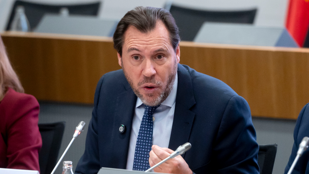 Óscar Puente plantea la posibilidad de viajar de pie en el tren: «Esto es habitual en Europa»