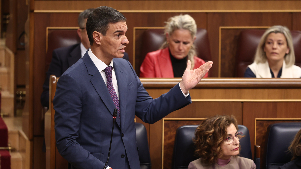 Abascal acusa a Sánchez de «corrupción y ruina» y este le responde: «Vasallo de Trump»