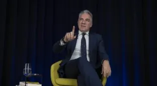 VÍDEO | Entrevista a Elías Bendodo: «A Sánchez se le ha vuelto en contra todo, incluido el muro»