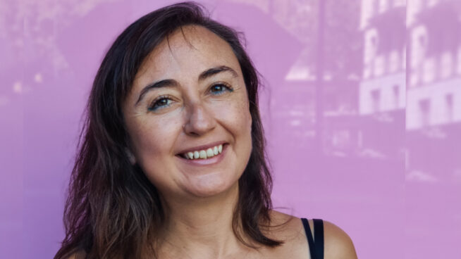 La ciudad, el miedo y una lavadora que sangra: Elvira Navarro vuelve al cuento