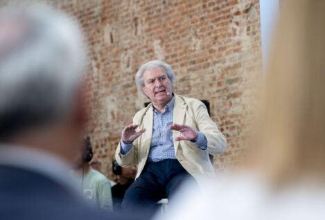 César Antonio Molina: «El totalitarismo no ha desaparecido. Rushdie está vivo de milagro»