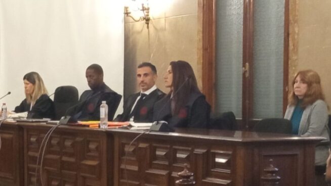 Condenada a prisión permanente una mujer por asesinar a un anciano incendiando su casa