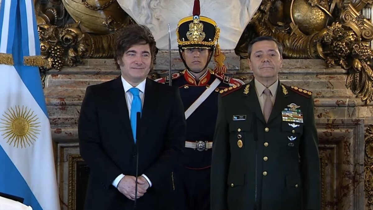 Javier Milei nombra por primera vez en democracia a un militar como ministro