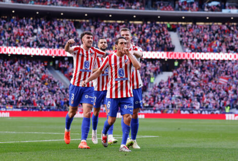 El Atlético de Madrid vence al Valencia y y se acerca al podio