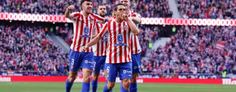 El Atlético de Madrid vence al Valencia y y se acerca al podio
