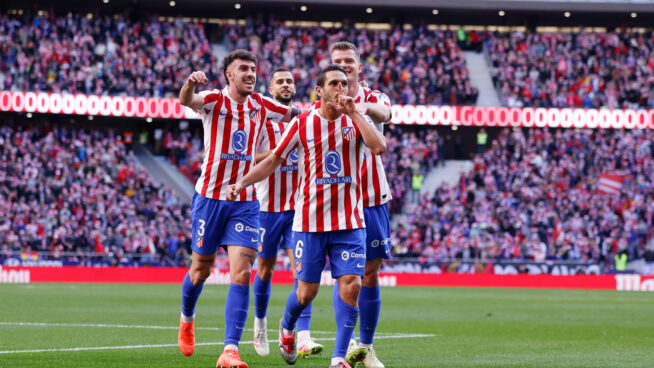 El Atlético de Madrid vence al Valencia y y se acerca al podio