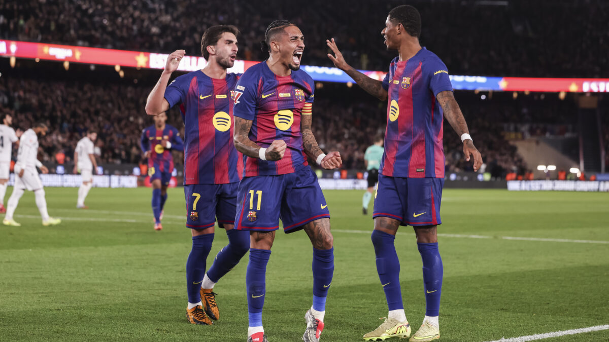 El Barça vence al Osasuna con un doblete de Raphinha y retiene el liderato