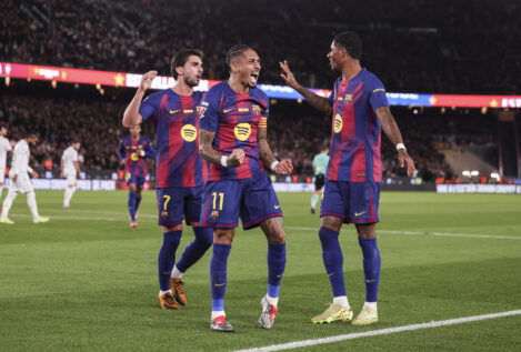 El Barça vence a Osasuna con un doblete de Raphinha y retiene el liderato