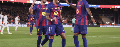 El Barça vence a Osasuna con un doblete de Raphinha y retiene el liderato