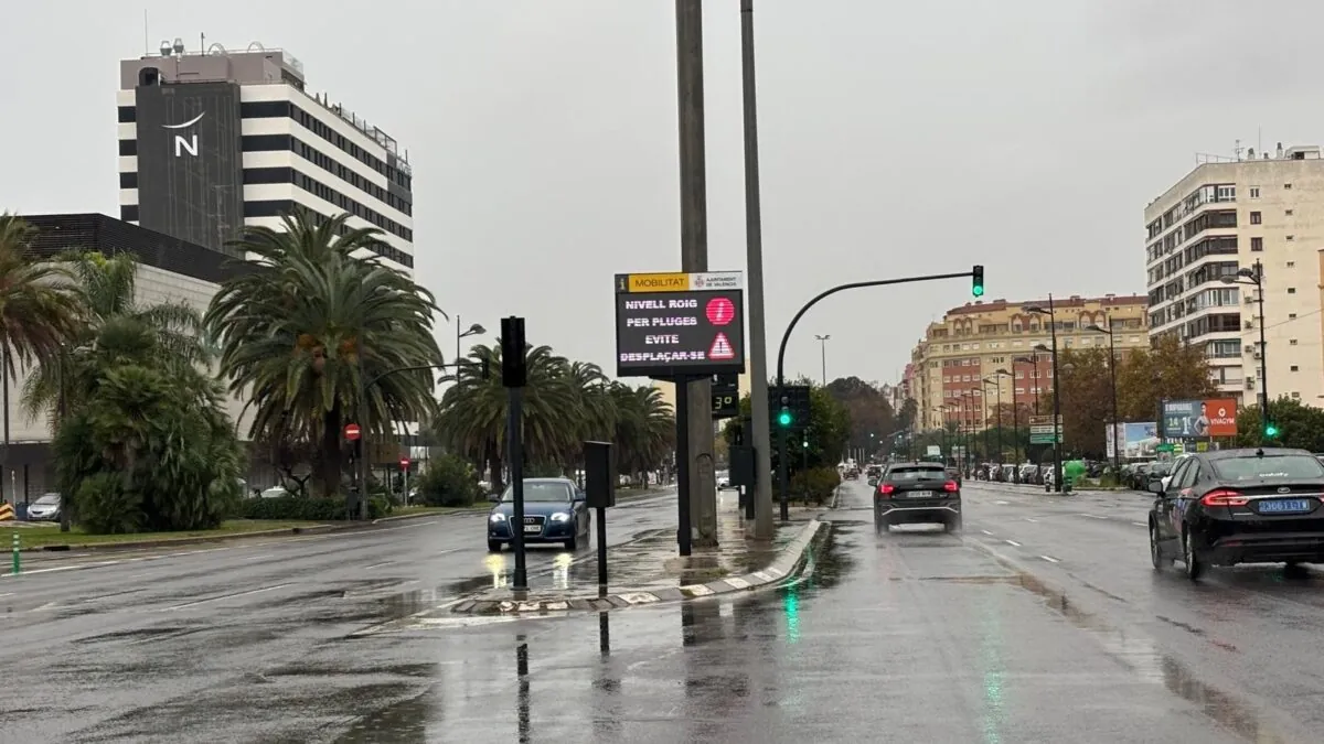 Valencia suspende las clases de este lunes en unos 30 centros por la alerta de lluvias