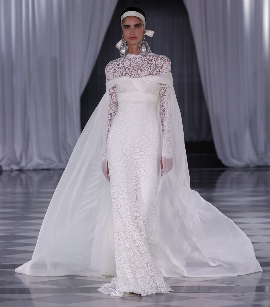 Desfile de Giambattista Valli con propuesta con superposición de tejidos. (Fuente: Love is in the air)