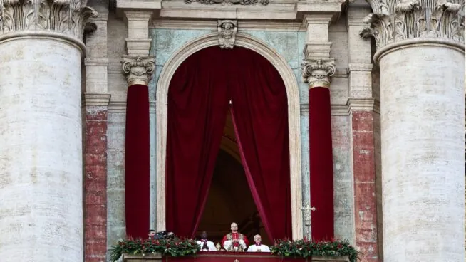 Almeida entrega regalos al papa León y le reitera su invitación para que visite Madrid