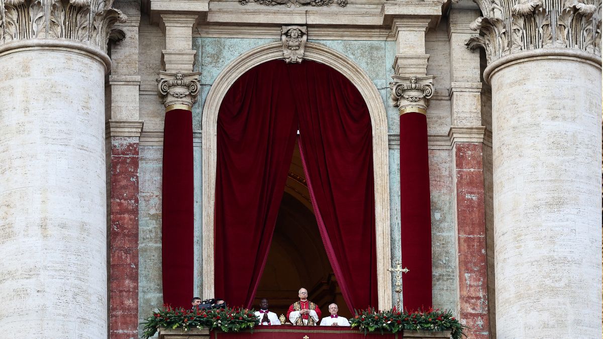 Almeida entrega regalos al papa León y le reitera su invitación para que visite Madrid