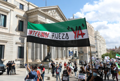 Empleados públicos interinos se concentran ante el Congreso para que se les haga fijos