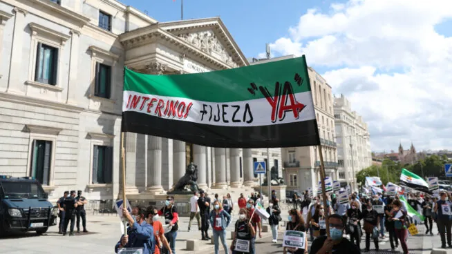 Empleados públicos interinos se concentran ante el Congreso para que se les haga fijos