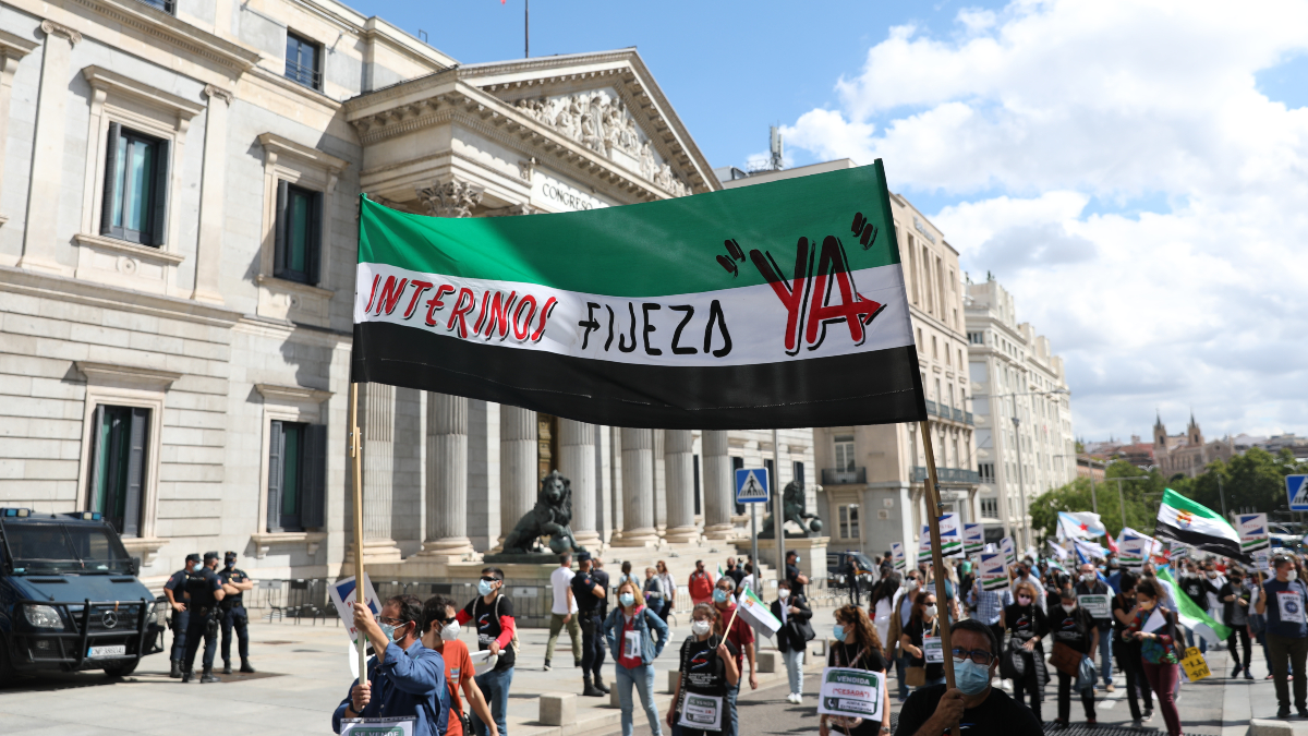 Empleados públicos interinos se concentran ante el Congreso para que se les haga fijos