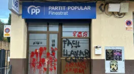 Atacan con pintadas la sede del PP en Finestrat (Alicante), de donde era alcalde Pérez Llorca