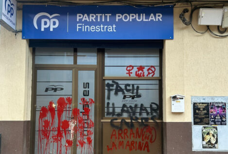 Atacan con pintadas la sede del PP en Finestrat (Alicante), de donde era alcalde Pérez Llorca
