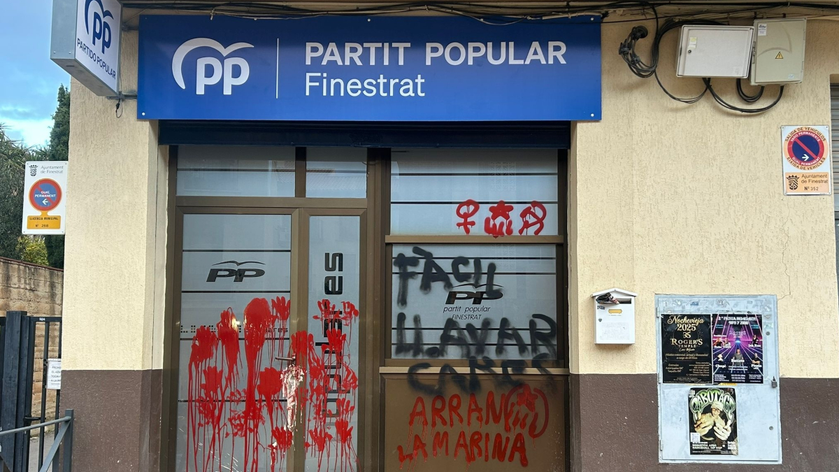 Atacan con pintadas la sede del PP en Finestrat (Alicante), de donde era alcalde Pérez Llorca