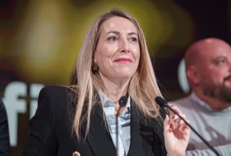 María Guardiola le dice a Vox que no son incompatibles «ni hay muros» entre ellos