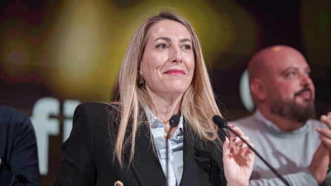 María Guardiola le dice a Vox que no son incompatibles «ni hay muros» entre ellos