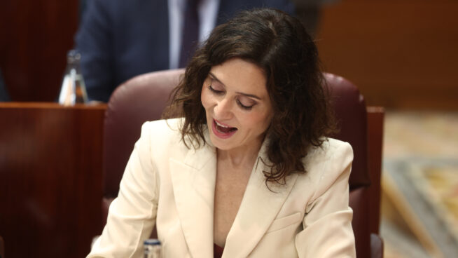 Ayuso carga contra un Vox «sin convicciones»: «Están a dos plenos de un pañuelo palestino»