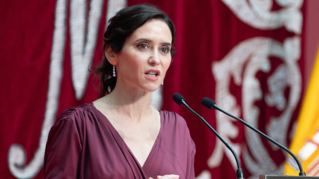 Ayuso, tras el nombramiento de Ortuzar en Telefónica: «Les une el amor por los sillones»