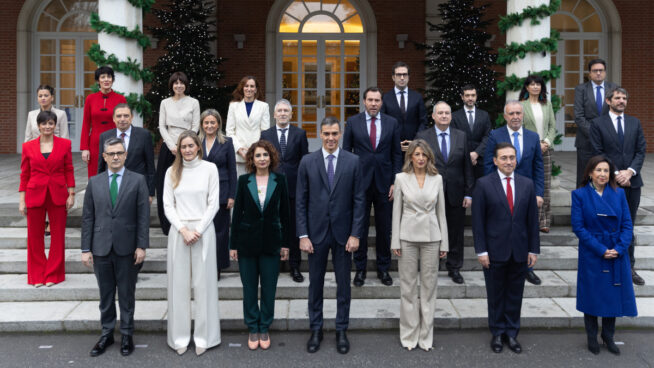 Sánchez preside la foto oficial del Gobierno tras la incorporación de Tolón
