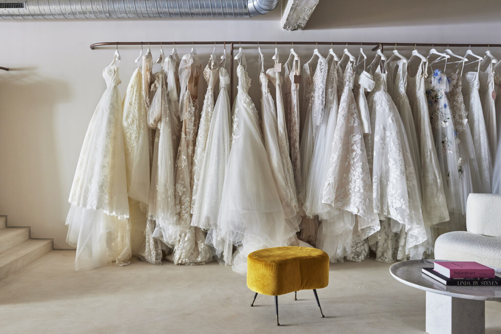 Vestidos de novia en diferentes tonalidades blancas de Love is in the air