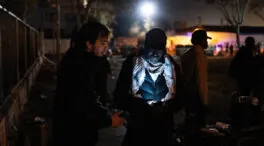 Medio centenar de desalojados de Badalona pasan la noche en una plaza contigua al edificio