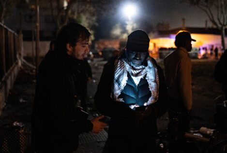 Medio centenar de desalojados de Badalona  pasan la noche en una plaza contigua al edificio