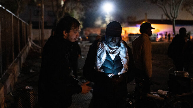 Medio centenar de desalojados de Badalona  pasan la noche en una plaza contigua al edificio