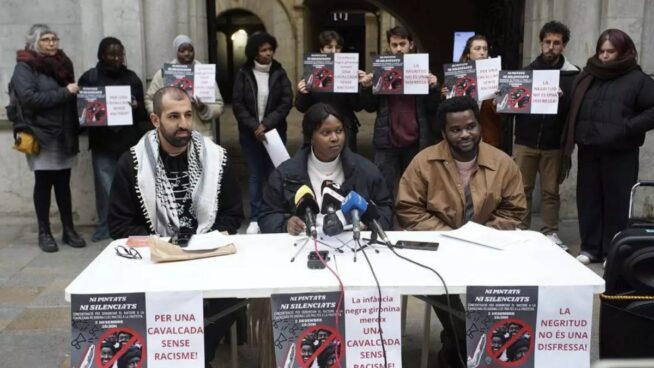 Revuelo en Gerona: acusaciones de racismo por «pintar de negro» el séquito del rey Baltasar
