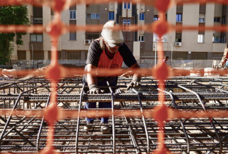 El paro en la construcción se reduce un 60% en la última década en plena crisis de vivienda