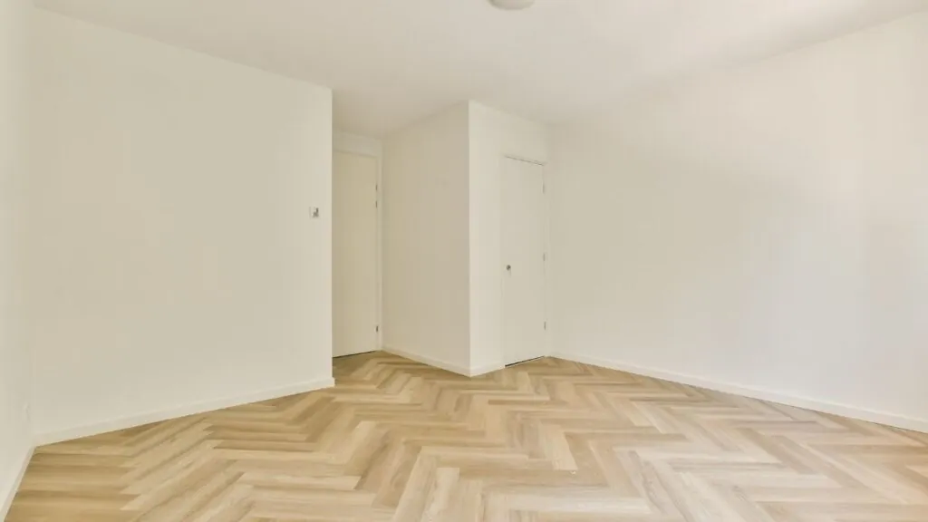 Suelo laminado en espiga. Canva