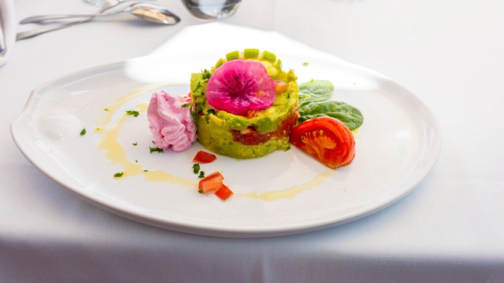 Tartar de aguacate y tomate. Canva