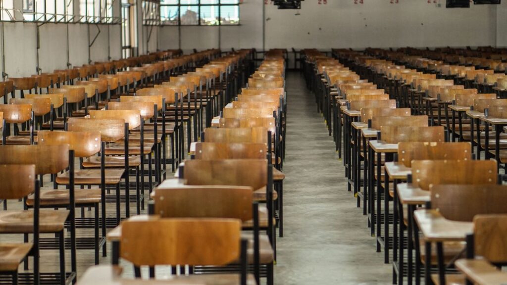 Sala de examen de oposiciones. Canva