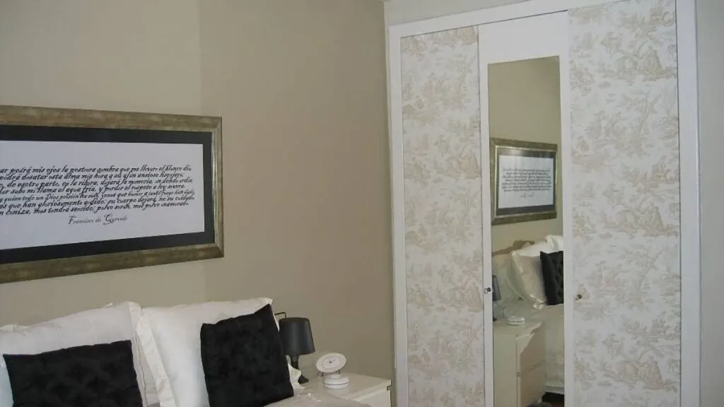 Un armario forrado con papel pintado. Canva