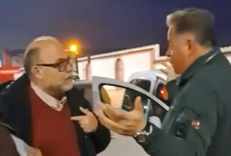 Vídeo | Un alcalde del PSOE reparte cartas contra Vox en un instituto: «Soy un comisario»