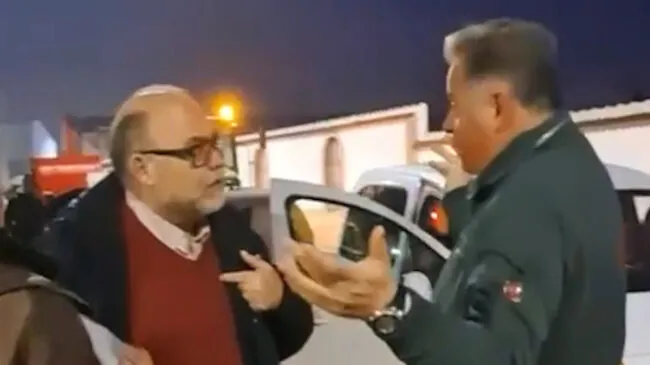 Vídeo | Un alcalde del PSOE reparte cartas contra Vox en un instituto: «Soy un comisario»