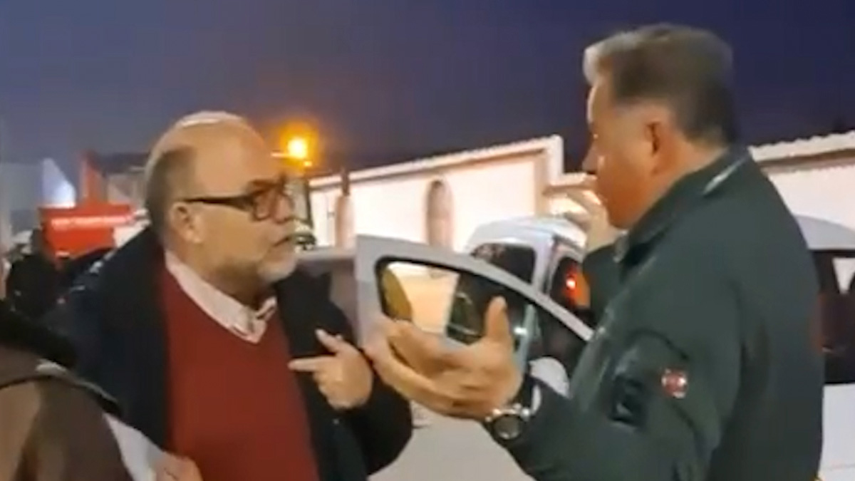 Vídeo | Un alcalde del PSOE reparte cartas contra Vox en un instituto: «Soy un comisario»