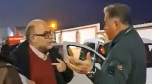 VÍDEO | Un alcalde ataca a Vox a las puertas de un instituto: «Soy un comisario político»